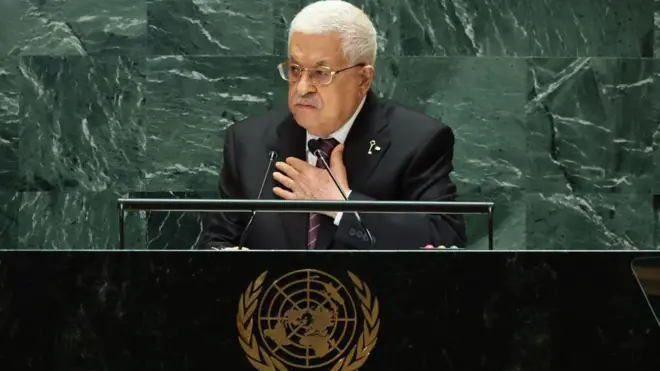 Ifoto yerekana Mahmoud Abbas - umutama w'imvi, amarori n'ubwanwa bwo ku munwa bw'imvi yambaye kostime n'ikaruvato - ariko aravugira mu nama ya bose ya ONU i New York. Ahagaze inyuma y'ico bavigirako ijambo kiriko ikimangu ca ONU