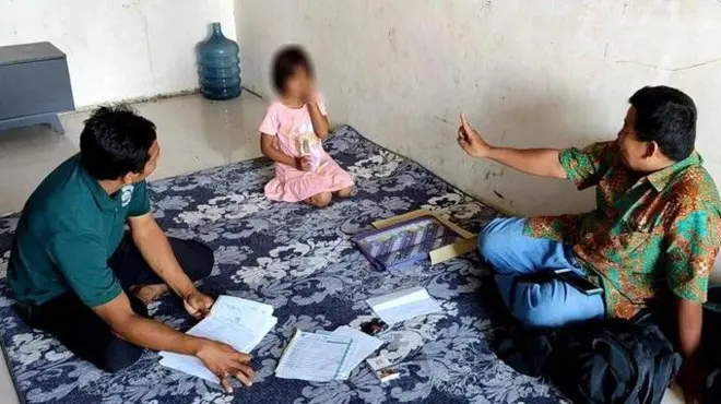 Siswi SD di Gresik yang mengalami buta permanen setelah matanya ditusuk.