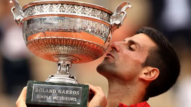 우승 트로피를 들고 있는 조코비치