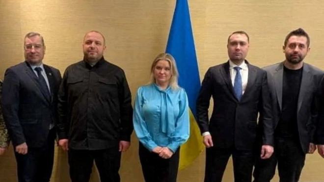 Cenevre'deki görüşmelere katılan Ukrayna heyeti yan yana görülüyor