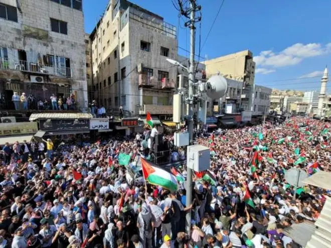 متظاهرون في العاصمة الأردنية عمان.