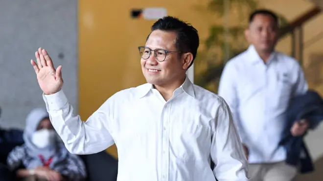 Muhaimin Iskandar melambaikan tangan saat tiba di Gedung Merah Putih KPK, Jakarta, Kamis (07/09).