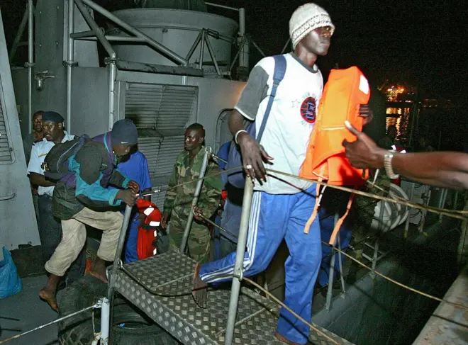 Des candidats à l'émigration interceptés en mer par les forces de sécurité sénégalaises et débarqués au port de Dakar.