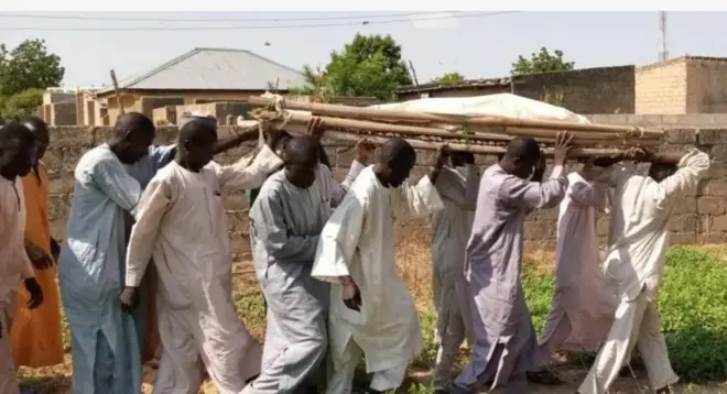 Aworan awọn ọkunrin to n gbe oku lọ lati sin i.