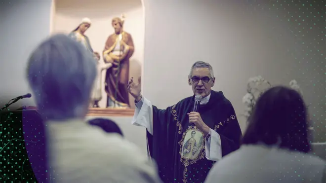 Padre Licio Vale conduzindo missa, observado por fiéiso bet nacional apostascostas