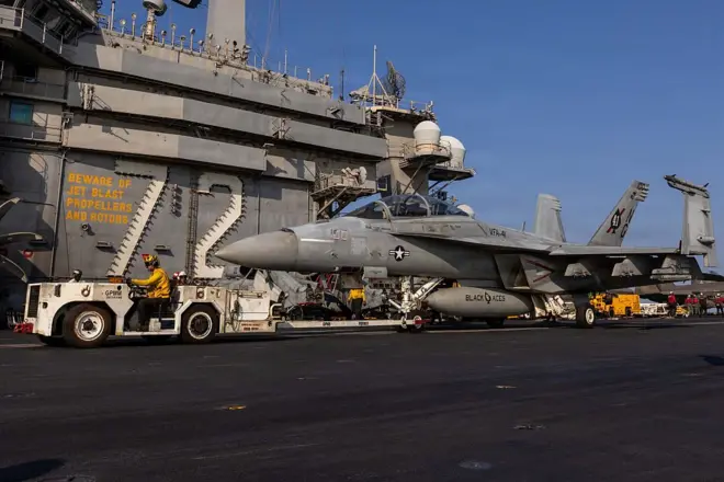 ABD Donanması tarafından sağlanan bu fotoğrafta, 6 Mart 2026'da Akdeniz'de, USS Abraham Lincoln'ün (CVN 72) uçuş güvertesinde, VFA 41'e bağlı bir F/A-18F Super Hornet uçağının bekleyişi görülüyor. 