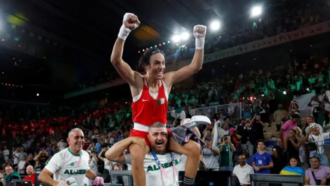 金メダル獲得を喜ぶケリフ選手とコーチたち（9日、パリ）