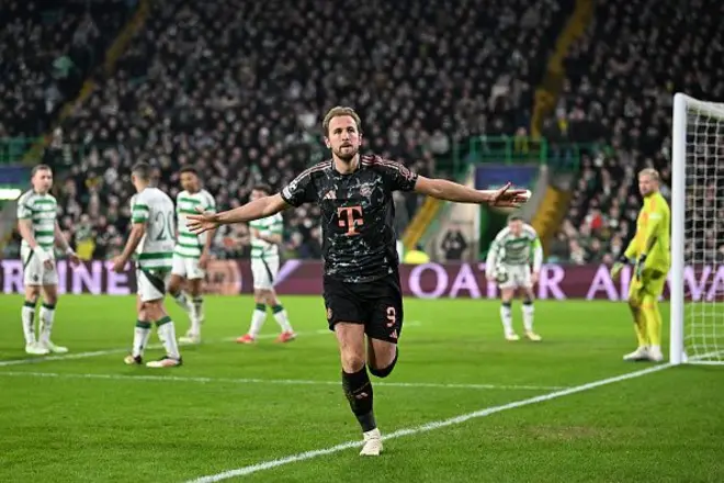Harry Kane of Bayern Munich celebrate as im score im team second goal during di Uefa Champions League 2024/25 League Knockout Play-off First Leg match between Celtic FC and FC Bayern München for Celtic Park on February 12, 2025 in Glasgow, Scotland