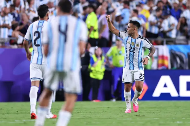 لاوتارو مارتينيز يحتفل بالهدف أمام سويسرا
