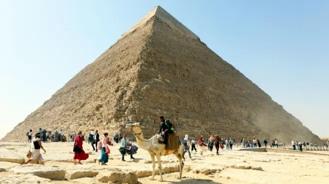 الهرم الأكبر في مصر أحد عجائب الدنيا السبع القديمة والتي مازالت موجودة حتى الآن