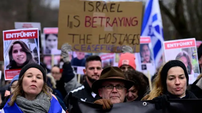 أشخاص يتظاهرون