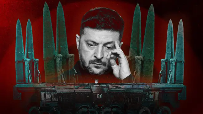 Владимир Зеленский с задумчивым лицом на фоне ракет