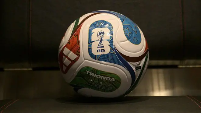 الكرة الرسمية لمباريات كأس العالم لكرة القدم 2026، "تريوندا"، معروضة في غرفة ملابس الفريق الأول خلال جولة إعلامية في ملعب كانساس سيتي (الذي سُمّي مؤقتًا ملعب أروهيد) في مدينة كانساس سيتي بولاية ميسوري، بتاريخ 8 يونيو 2026.