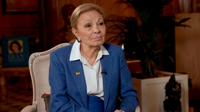 فرح پهلوی در حال گفت‌‎وگو با بی‌بی‌سی فارسی