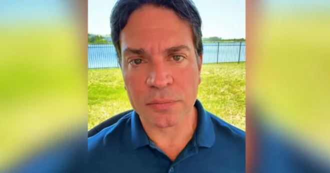 Foto de Alexandre Ramagem falando diante de uma webcâmera