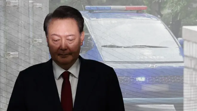 구속 수감된 윤석열 전 대통령이 탑승한 호송차 사진 앞에 윤 전 대통령 사진을 합성한 이미지