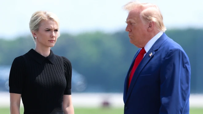 ABD Başkanı Donald Trump, ABD Savunma Bakanı Pete Hegseth ve Trump'ın özel yardımcısı Natalie Harp, 22 Temmuz 2026 tarihinde Delaware eyaletinin Dover kentindeki Dover Hava Kuvvetleri Üssü'nde düzenlenen bir törene katılıyor.