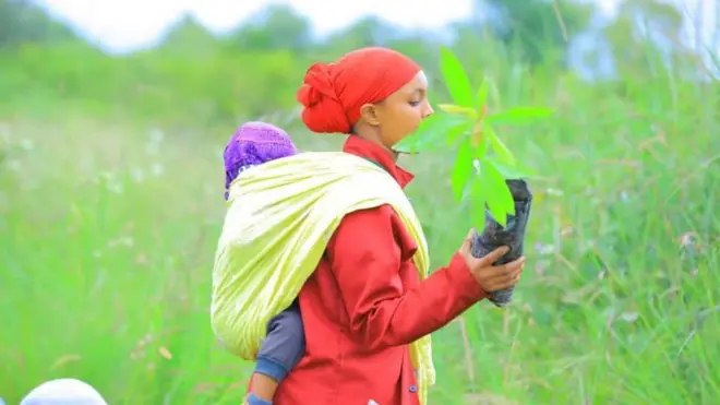 Haadha daa'ima dugdatti baattee biqiltuu dhaabuuf jirtu