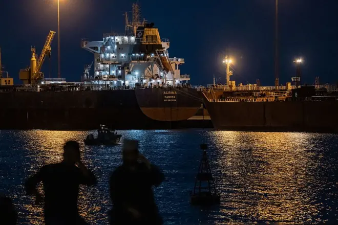 Navio de carga Albina Bulk ancorado no porto de Mascate em Omã em 22 de março