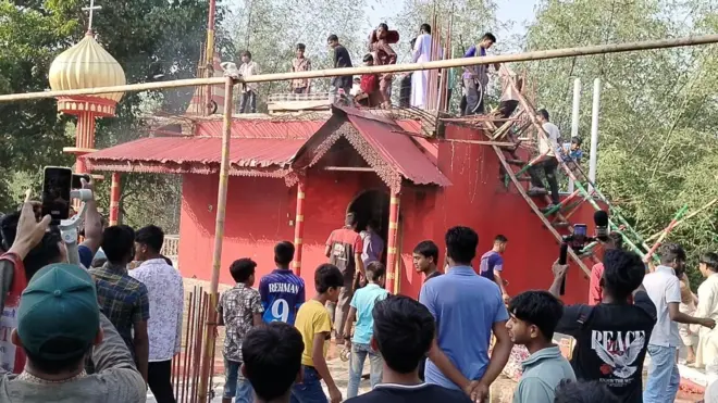 শনিবার দুপুরে ওই মাজারে হামলা চালিয়ে সেখানকার 'পীরকে' আহত করা হয়