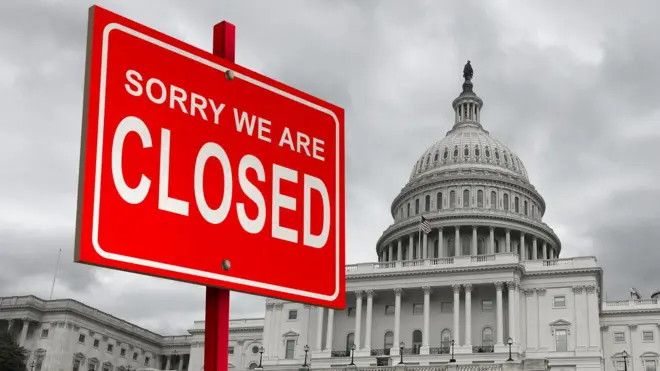 Червоний знак "Вибачте, ми зачинені" перед будівлею Капітолію