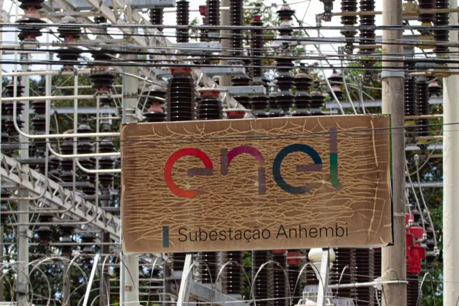 Placa com logo da Enel e informação 'Subestação Anhembi'