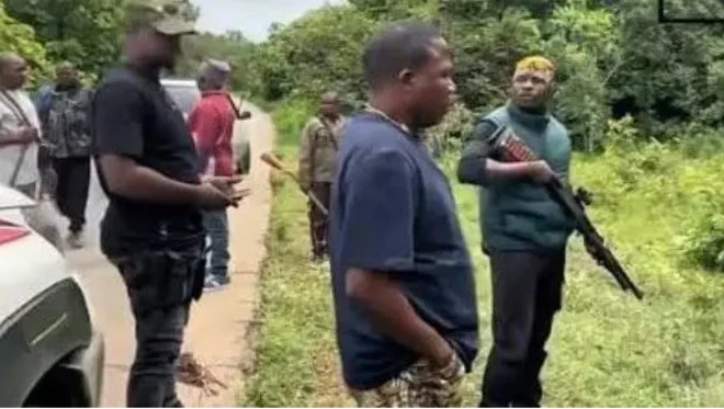 Awọn ẹṣọ aabo Iru Ẹkun lasiko ti wọn ṣabẹwo si Old Oyo National Park