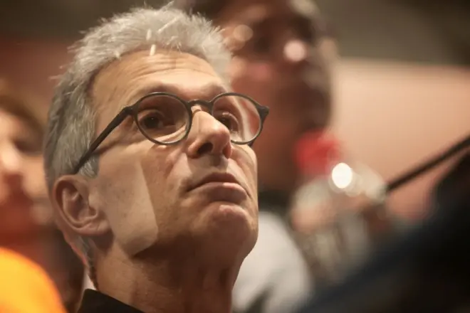 Zema com olhar sério, olhando para cima durante evento