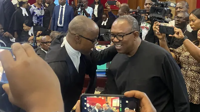 Labour Party presidential candidate, Peter Obi dey gist wit one of di lawyers for court