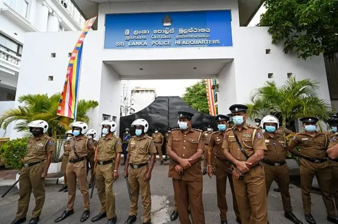 මත්ද්‍රව්‍ය චෝදනා ලැබු සැකකරුවන් කිහිපදෙනෙකු නිදහස් කරන්නැයි, කරනු ලැබූ නීති විරෝධී බලපෑමකට අවනත නොවී ඒ සම්බන්ධව විමර්ශන කිරීමේ හේතුවෙන් පලිගැනීමක් ලෙස කොස්ගොඩ පොලිසියේ සේවය කළ පොලිස් කොස්තාපල් පී.ඩී.ඒ. පනාපිටියට එරෙහිව ව්‍යාජ නඩු පවරා ඔහුගේ වැඩ තහනම් කර බිරිඳ ද අත්අඩංගුවට ගෙන රඳවා ගැනීම තුළින් එවකට අම්බලන්ගොඩ සහකාර පොලිස් අධිකාරී යූ.එම්. අමරසිරි ඇතුළු පොලිස් නිලධාරීන් සිව් දෙනකු මූලික මිනිස් අයිතිවාසිකම් උල්ලංඝනය කර ඇතැයි ශ්‍රේෂ්ඨාධිකරණය (ජනවාරි 31 වැනිදා) තීන්දු කරනු ලැබීය. 