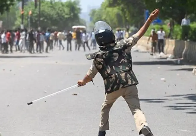 مشتعل مزدوروں کے خلاف پولیس کارروائی میں بہت سے لوگ زخمی بھی ہوئے ہیں