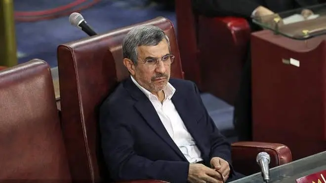 احمدی نژاد با پیراهن سفید در جلسه خبرگان