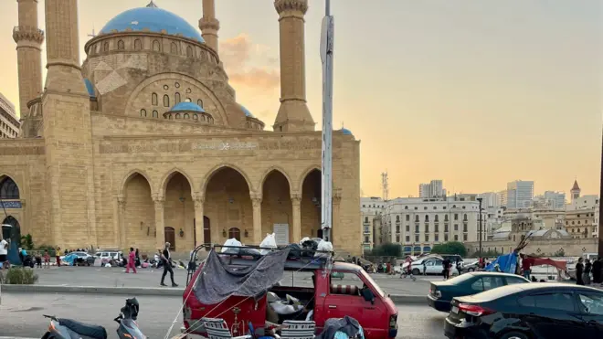 أشخاص يعيشون في سيارة فان أمام مسجد محمد الأمين
