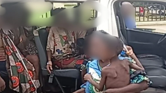 Ọmọ ti ko wọ aṣọ to han pe ko ri ounjẹ jẹ ti iya kan gbe dani