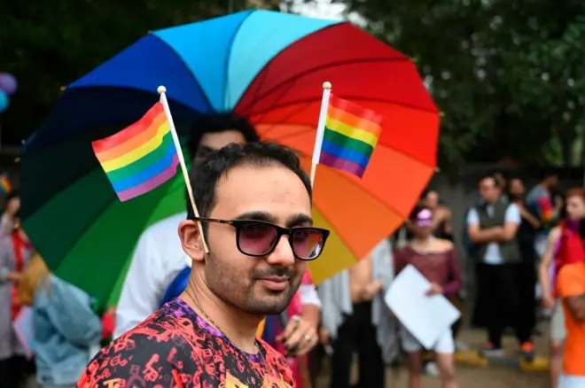 मागील वर्षात एलजीबीटींच्या अधिकारांबाबत कोणत्या देशांची कामगिरी सुधारली आहे