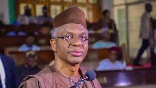 Mallam Nasir El-Rufai wọ agbada alawọ paali pẹku awo loju