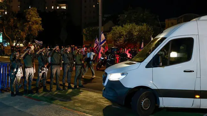 اجساد چهار گروگانی که از غزه به اسرائیل منتقل شده بودند برای آزمایش به مرکز پزشکی قانونی تل‌آویو برده شد