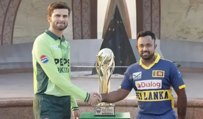 ශ්‍රී ලංකා නායක චරිත් අසලංක සහ පකිස්ථාන නායක ෂහීන් අෆ්රිඩි අතට දී ආචාර කරමින්. පසුපසින් කුසලානය තබා ඇත.