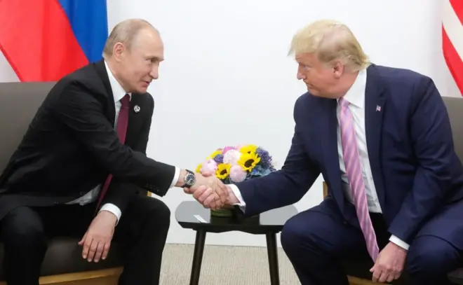 Le président américain Donald Trump (à droite) rencontre le président russe Vladimir Poutine (à gauche) lors du premier jour du sommet du G20 à Osaka, au Japon, le 28 juin 2019. 
