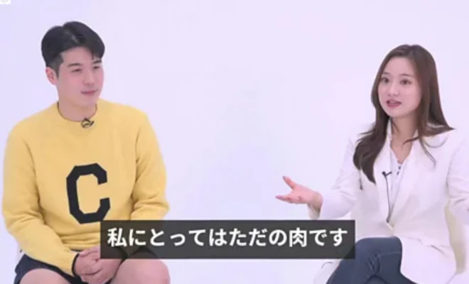 男女が並んで座りインタビューを受けている