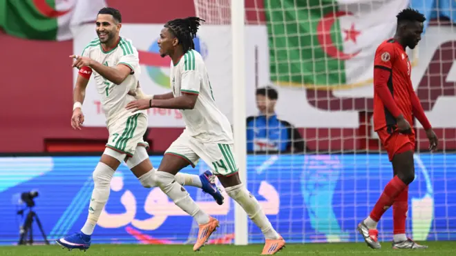 احتفال النجم الجزائري رياض محرز بتسجيله الهدف الثاني في شباك السودان في بطولة كأس أفريقيا 2025 في المغرب