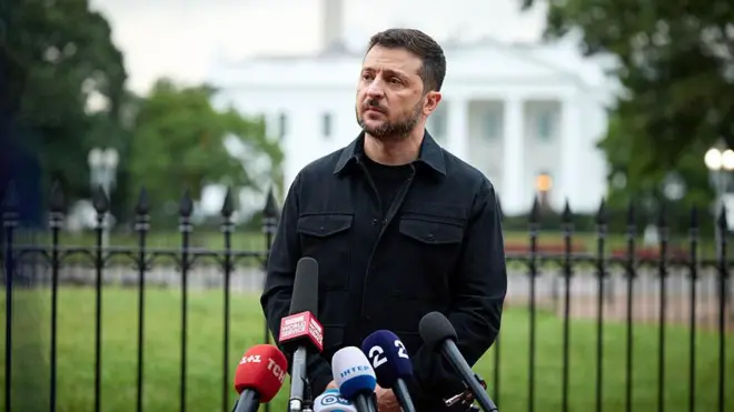 Зеленський на тлі Білого дому перед мікрофонами