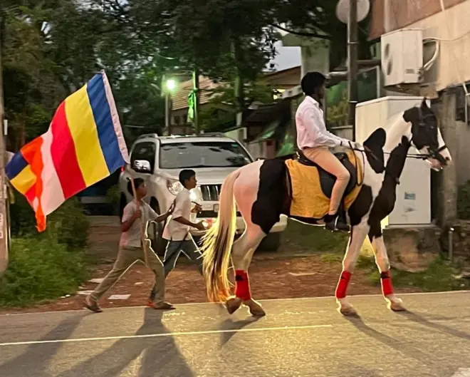 කඨින චීවර පූජෝත්සවය බැඳී පවතින්නේ බෞද්ධ භික්ෂුන් වහන්සේලාගේ "වස් විසීම" සමඟයි. 