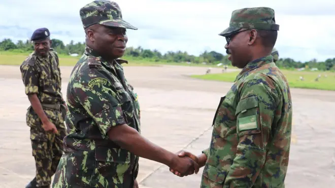 Umugaba w'ingabo za Mozambique Major General André Rafael Mahunguane (iburyo) aramukanya na Brig Gen Cooper Mike Mujuni uri mu bakuriye ingabo z'u Rwanda ubu muri Mozambique