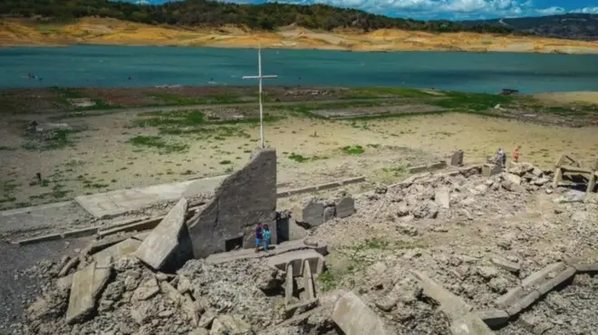 شهر در شرایط بسیار نادر از زیر آب بیرون میآید، زمانی که آب و هوا گرم وخشک باشد