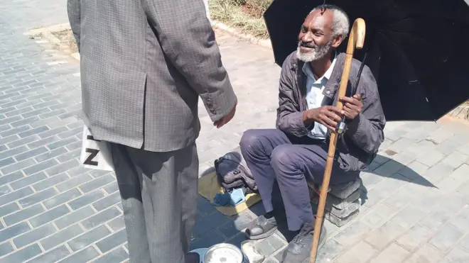 Obbo Awwal Bulloo, magaalaa Finfinnee keessatti daandii gubbaa hojii madaallii kanaan jiraatu 