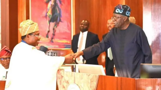 Amupitan yana shan rantsuwa bayan amincewa da naɗinsa a matsayin sabon shugaban Hukumar zaɓen Najeriya INEC