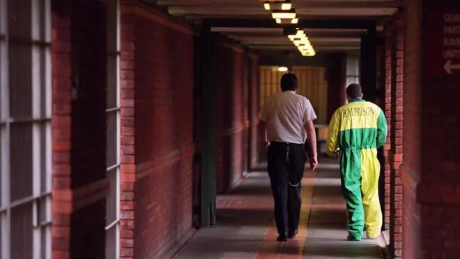 Заключенный и надзиратель в тюрьме для несовершеннолетних Feltham в Лондоне