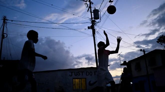 Niños juegan en un barrio popular de Caracas.