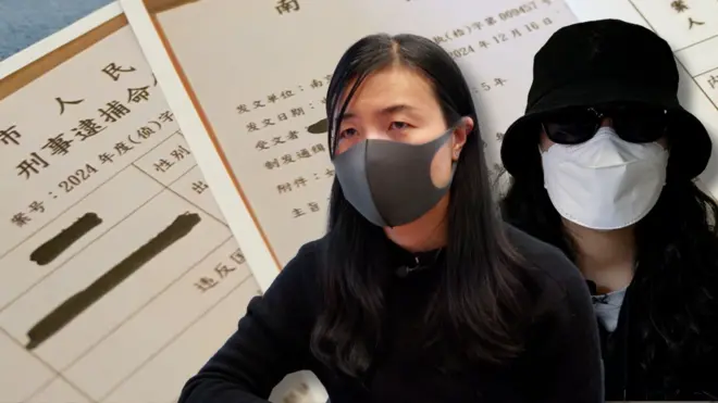 兩位身著黑衣戴著口罩的人士在畫面內，背後是刑事逮捕令的文件